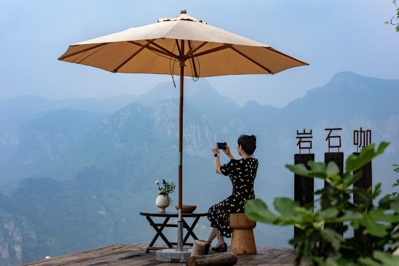 河北武安：高山之巅小村庄解锁旅游新玩法儿