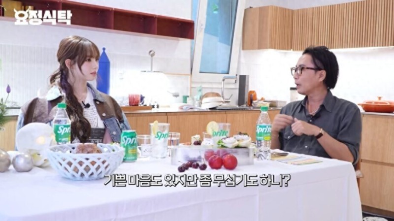 韩女星向主持人送礼物，意外带火同款，有网友质疑太贵重